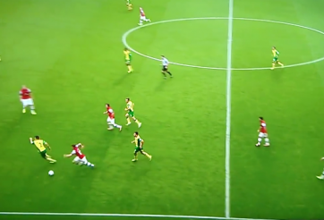 Video danh thủ: Pha solo đẳng cấp của Aaron Ramsey